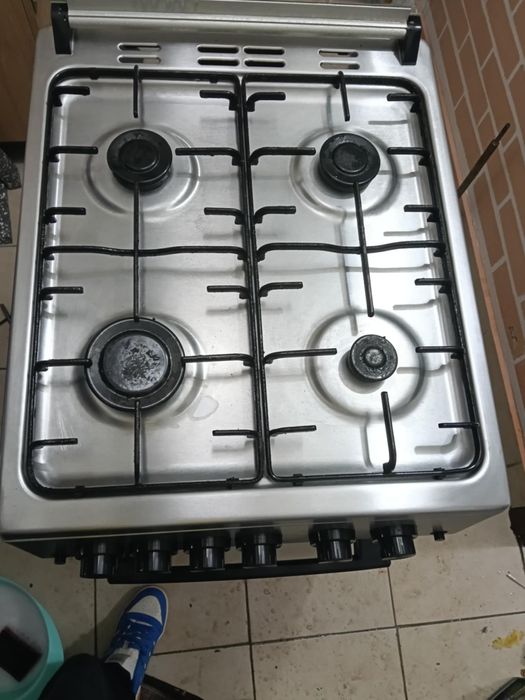 Vând aragaz folosit 1 an