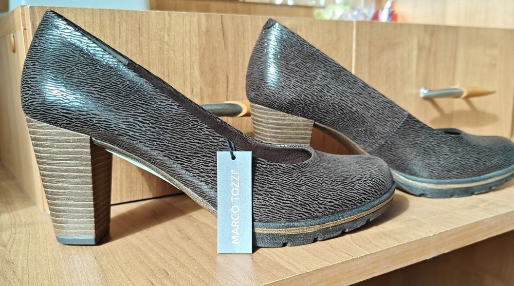 Туфли шоколадные на каблуке новые.