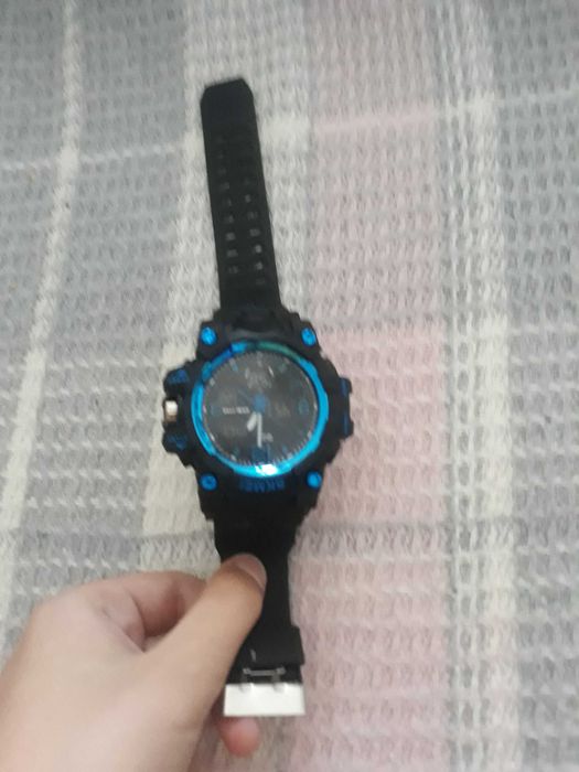 Ceas sport nou nepurtat foarte bun.