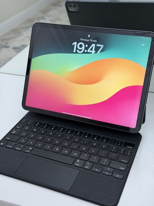 Apple iPad Pro 11-inch (2nd generation) 128GB + Magic Keyboard