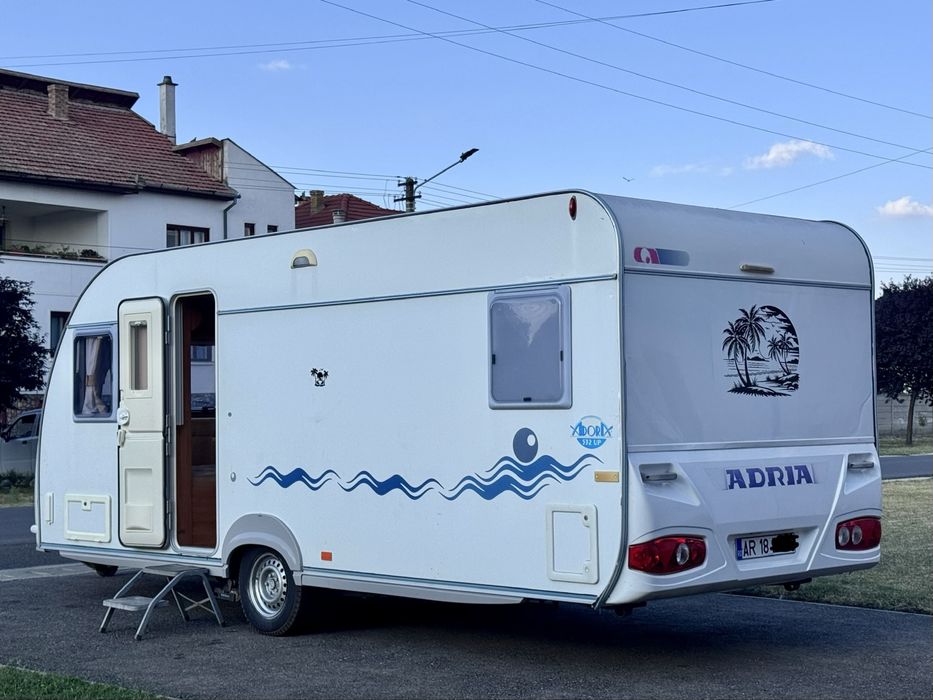 Vând Rulota Adria  Adora 532 UP  Recent inmatriculata  Pat fix matrimonial 4/5 locuri de dormit  2 Spații de dormit Motor mover