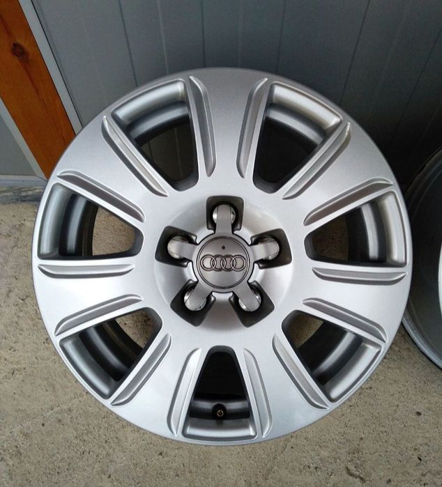 16/5/112-АУДИ-А 1,Q 3 перфектни