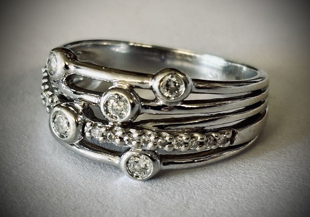 Inel aur 18k cu diamante.