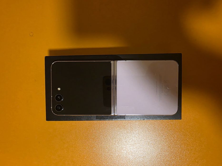 Samsung Z Flip5  256gb 8gb ram, resigilat Lavander factura garantie