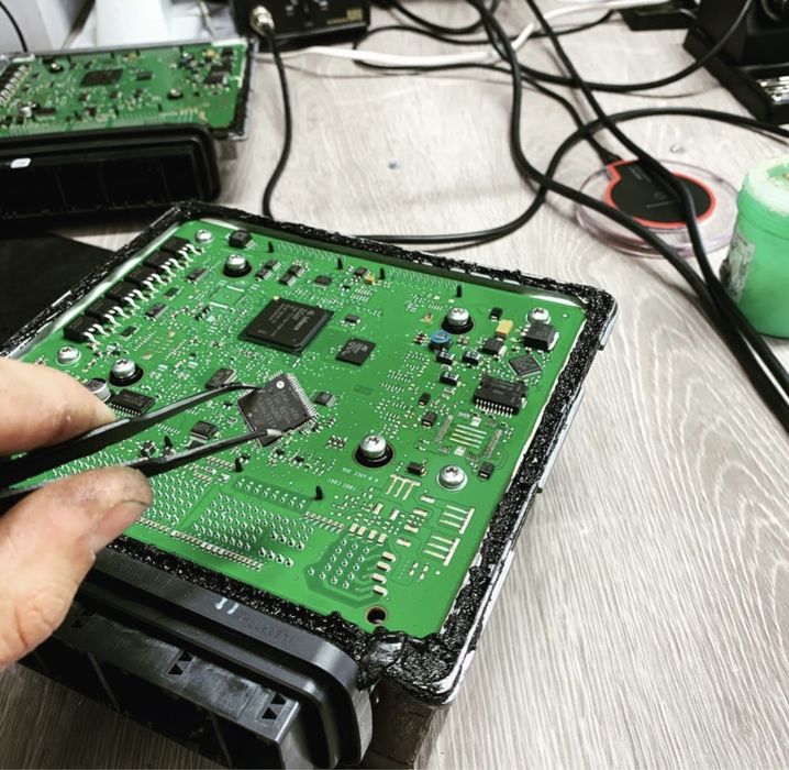 Reparatie calculatoare motor, airbag, confort, ceasuri de bort, BSI