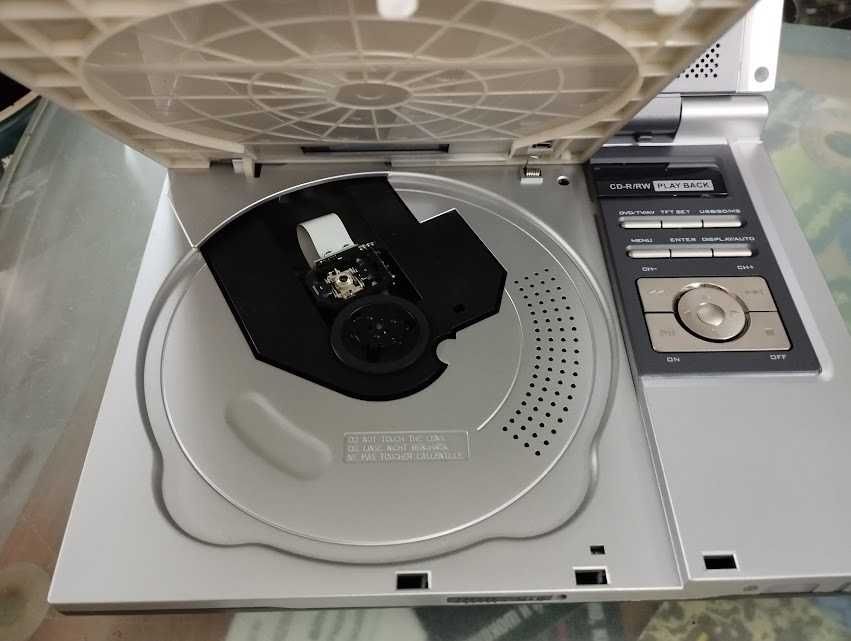 Два портативни DVD плейъра