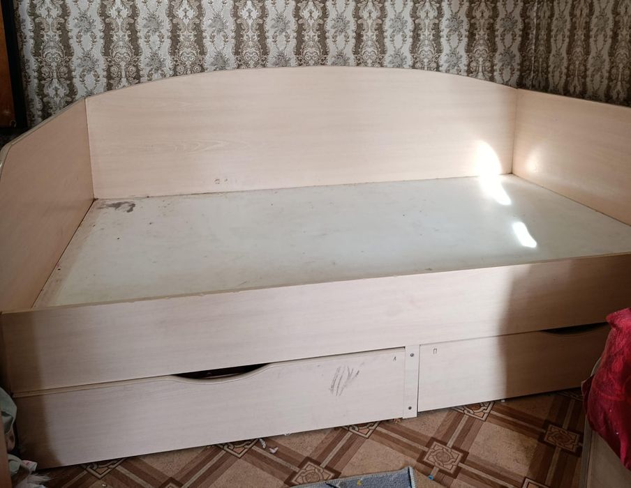 Кровать с матрасом