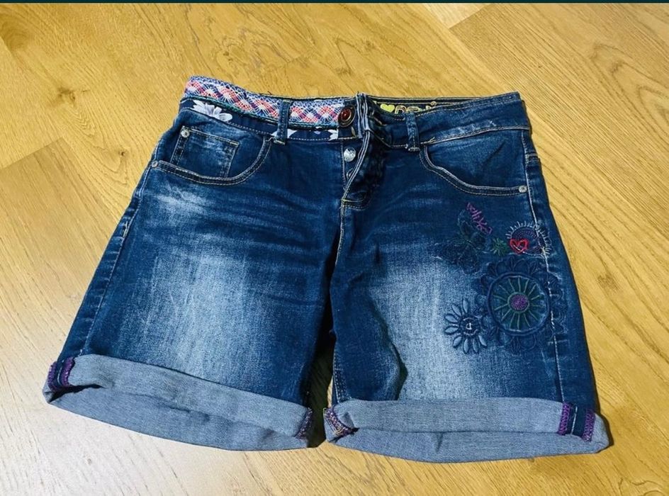 Pantaloni scurti Desigual