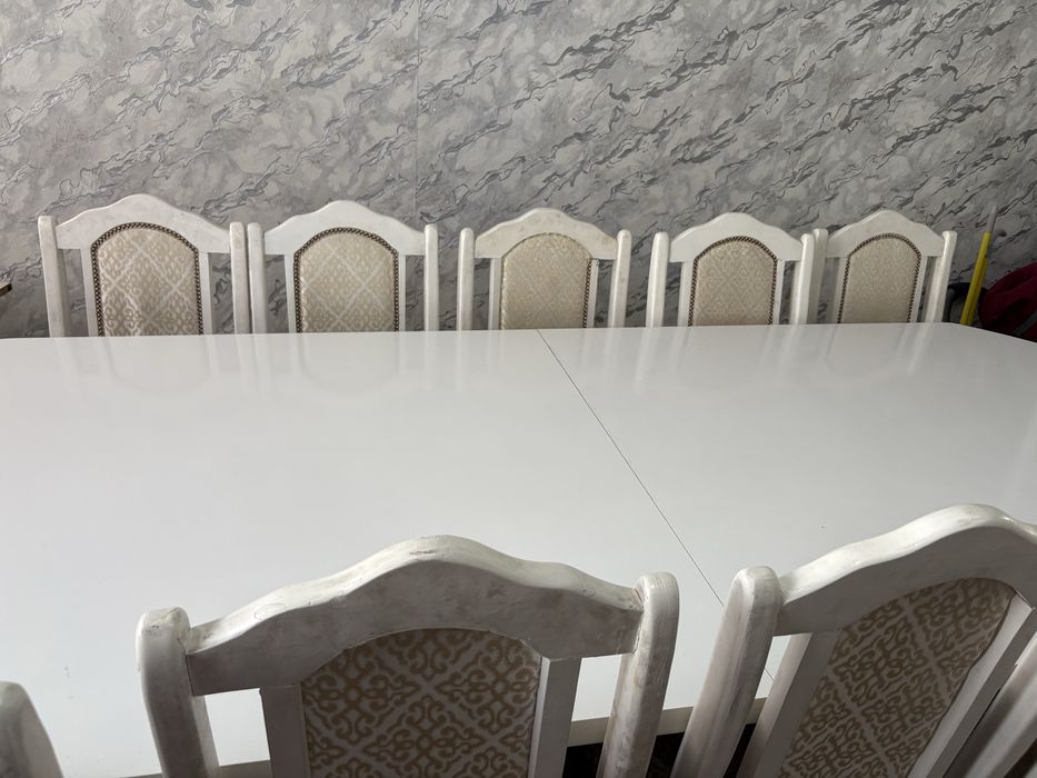 Стол и стулья для зала