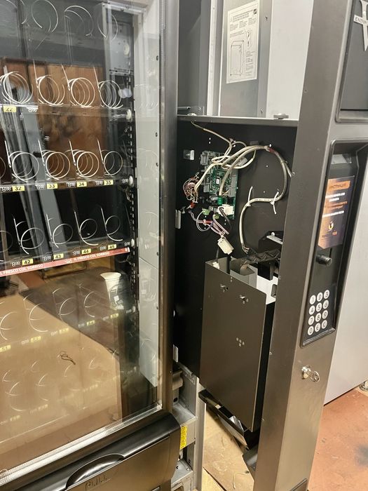 Вендинг машина за храни и напитки Zannusi Snakky RY