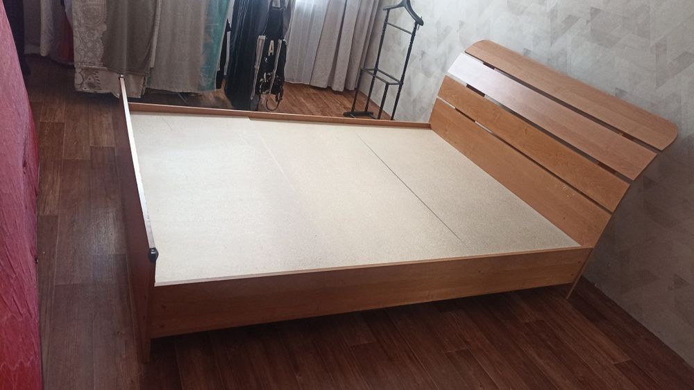 Двуспальная кровать