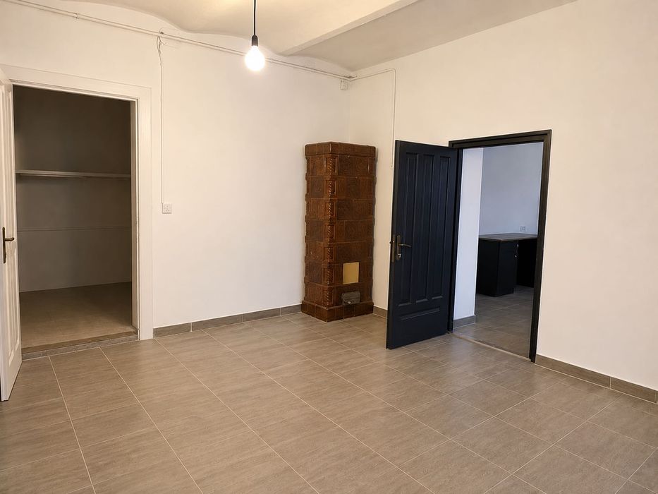 Inchiriez apartament centru vis-a-vis de pompieri langa Hotel Hilton. 100mp str 21 decembrie.