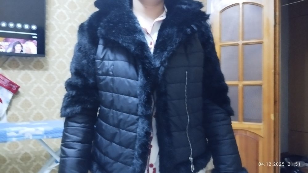 Продаю женскую куртку .