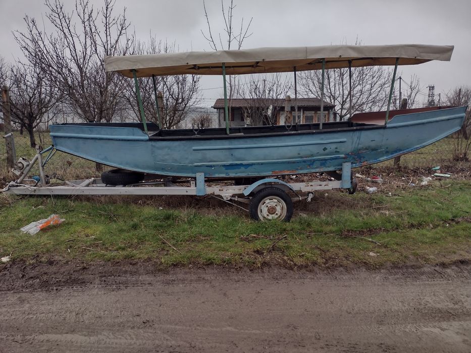 Продавам метална лодка с покривало и двигател