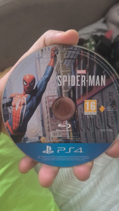 Vând PlayStation 4slim de 1Tb(1 tera).Consola vine însoțită de 2 manete PlayStation 4 model army împreună cu docul de încărcare a manetelor și  hdmi.