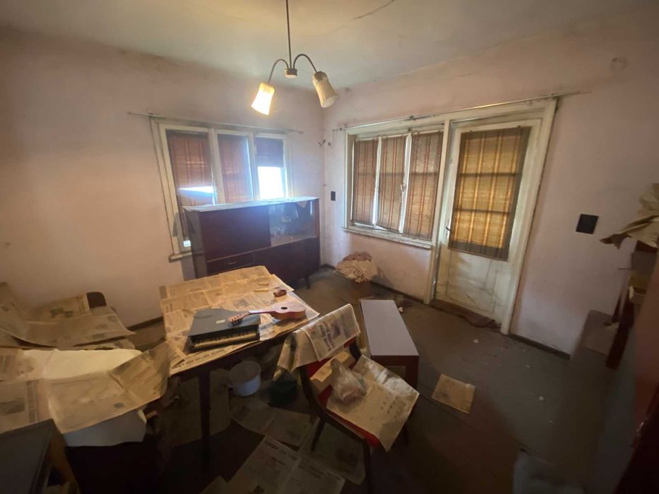 ЕТАЖ от КЪЩА с РЗП 80 кв.м, двор 200 кв.м, град Карлово