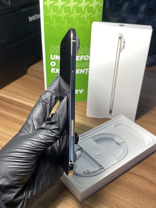 iPhone Air• 256 GB • Light Gold