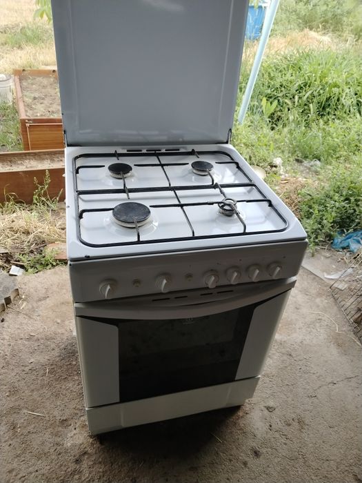 Продам газовую плиту Indesit