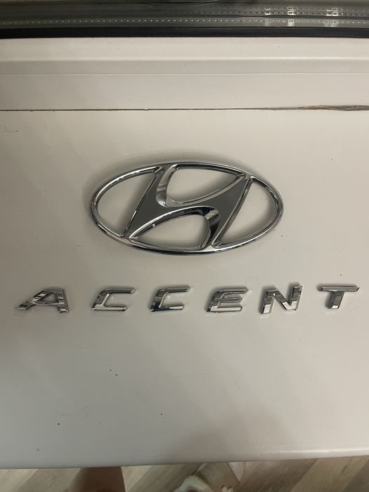 Эмблема значок на Hyundai accent