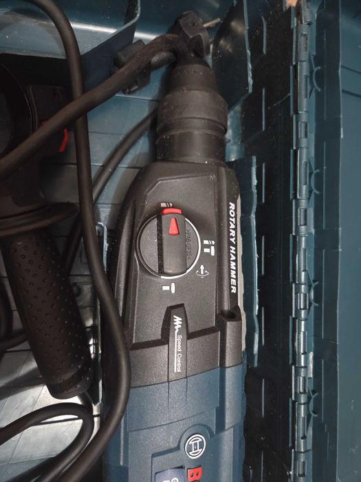 Ciocan rotopercutor model GBH 2-28 D cu valiză