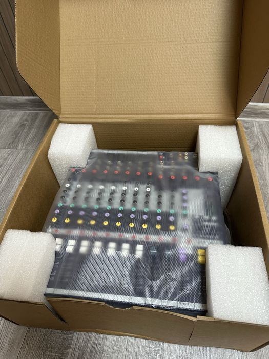 Микшерный пульт Soundcraft EFX8