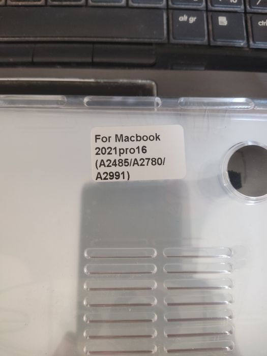 MacBook на него пластиковый корпус