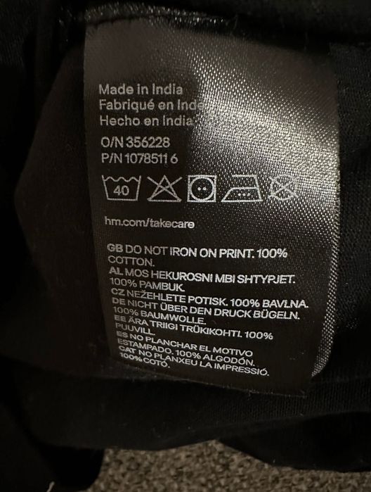 Tricou H&M cu schelet. Mărimea 110-116