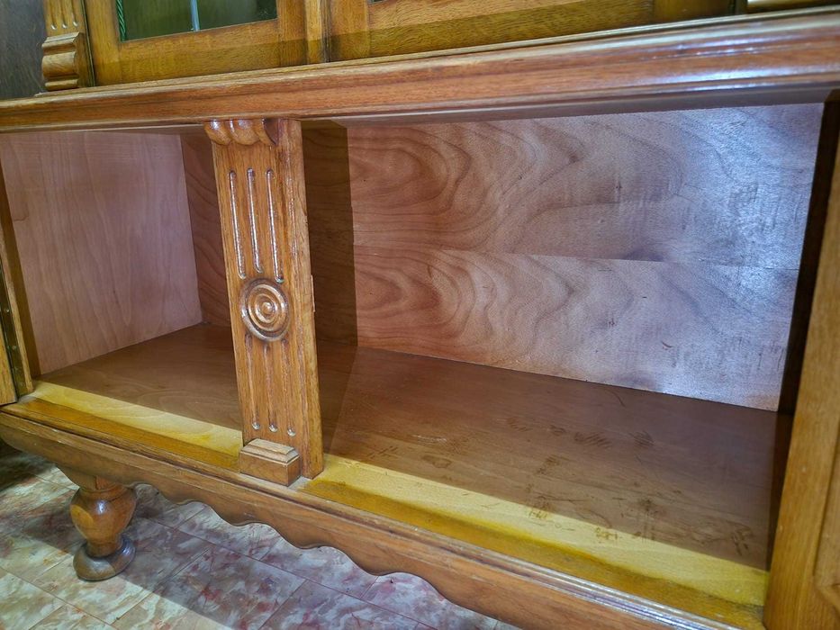 Дъбова витрина с ръчна дърворезба метален обков и цветен оловен витраж