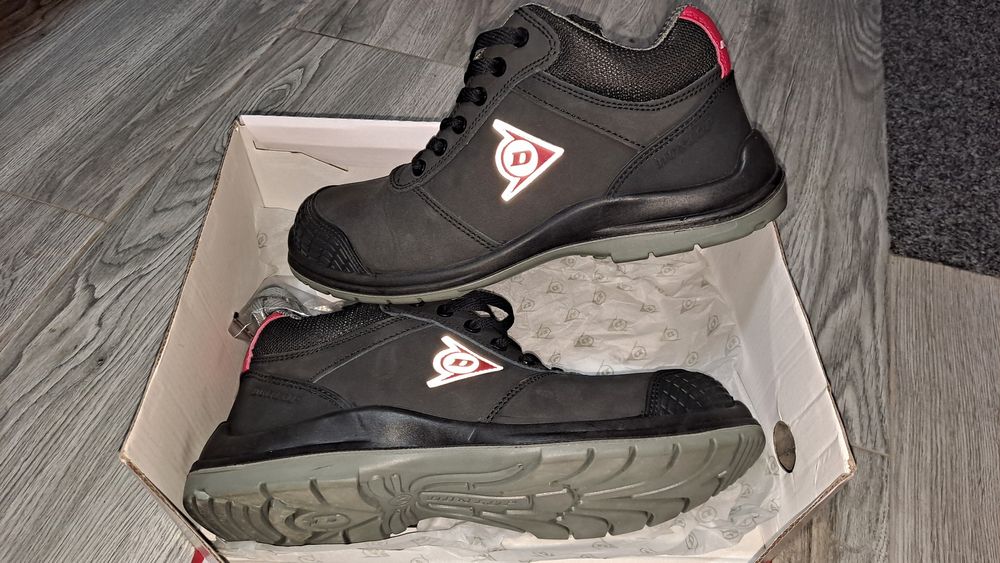 vând bocanci cu bombeu metalic Dunlop