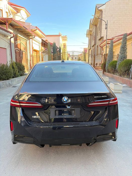 Bmw i5 40L black