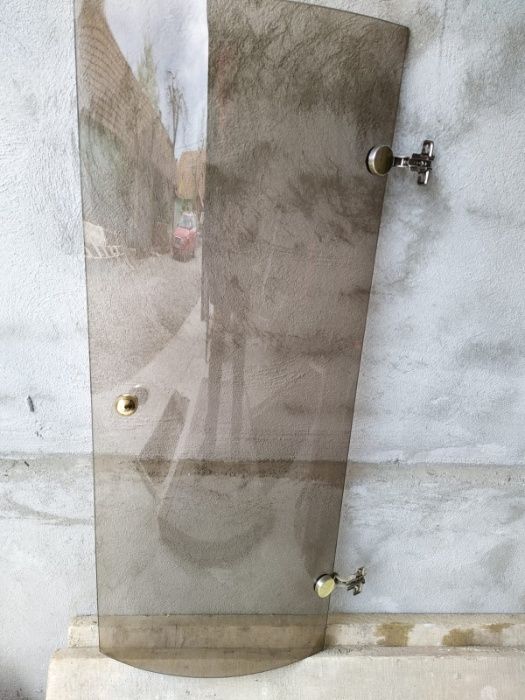 Usa sticla curbata biblioteca