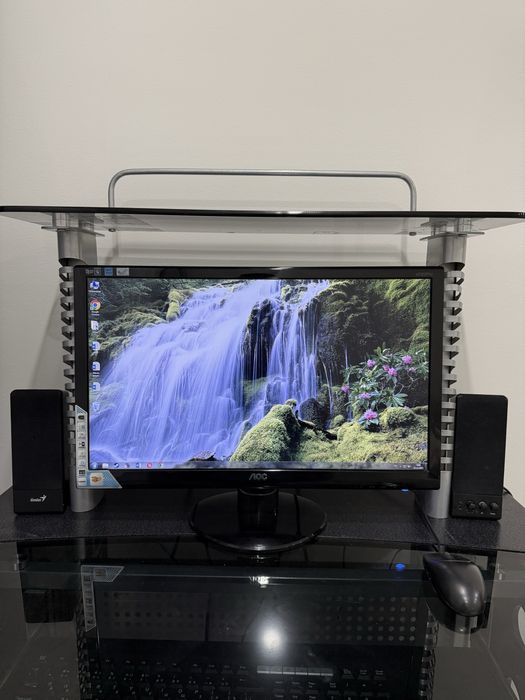 Персональный компьютер со столом