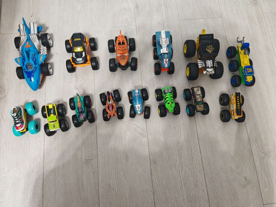 Mega Lot Hot Wheels: Ultimate Garage T-Rex, Piste, 14 Monster Trucks + 220 Mașinuțe