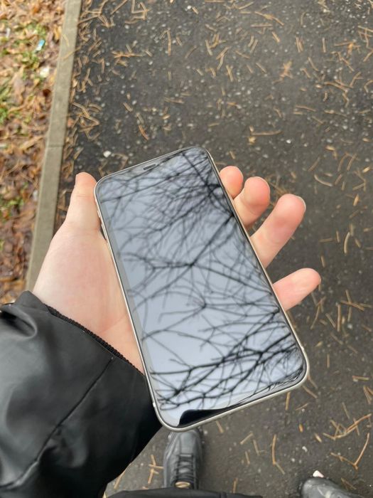 Продам iPhone 11