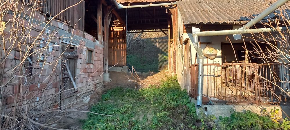 Vând casă cu teren