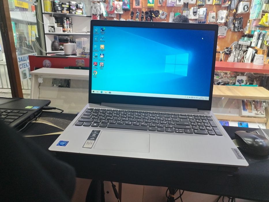 Noubook sotiladi Lenovo