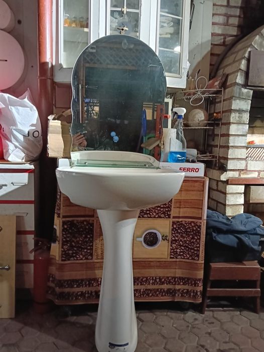 Vând chiuveta cu picior și oglinda