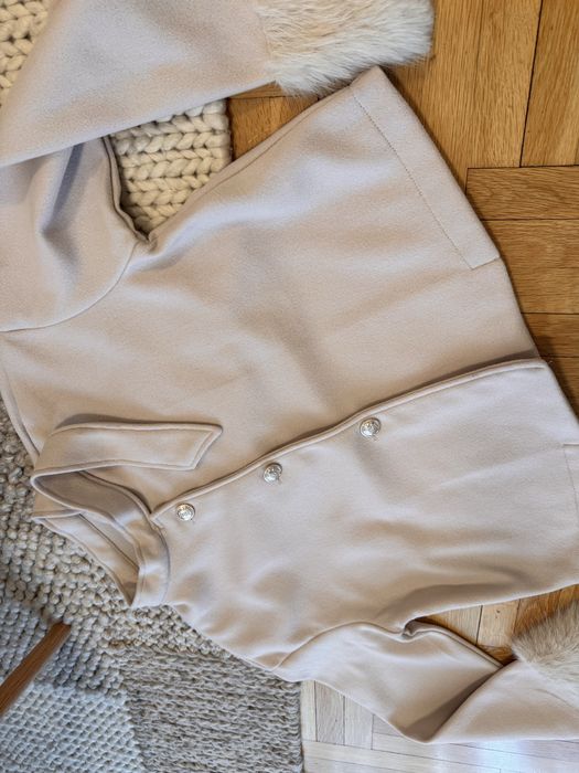 Късо палто с плюшени ръкави