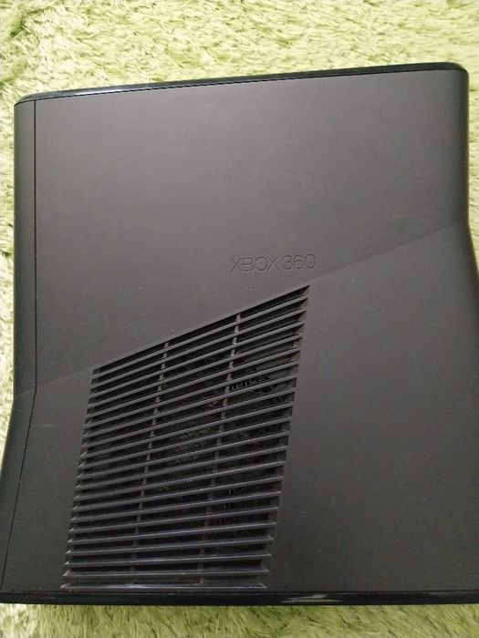 Продавам xbox 360 slim и hardisk с 1.5TB памет с над 500 игри, като gta 5, forza horizon , call of duty и много други