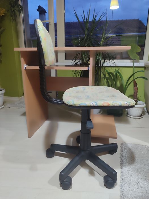 Компютърно бюро плюс подарък въртящ се детски стол