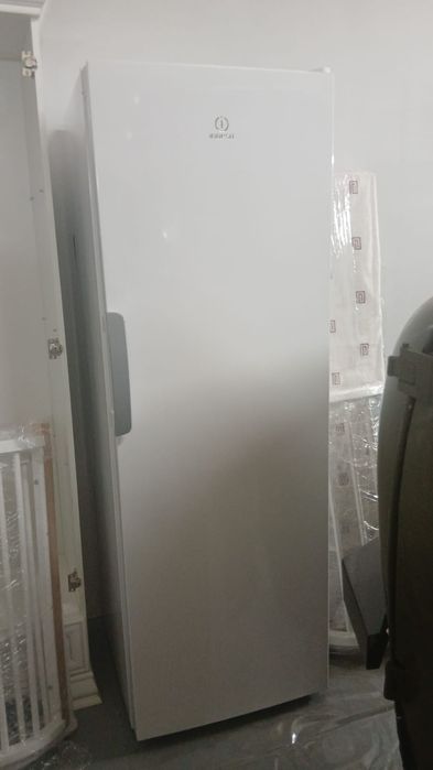Продам вертикальный морозильник