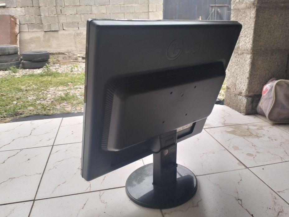 Монитор LG в хорошем состояние