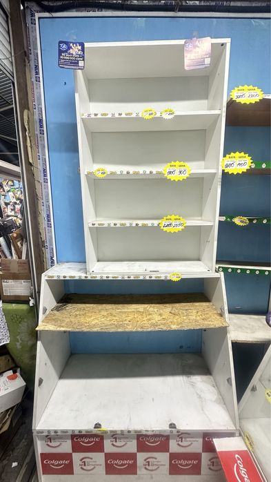 Продам стелаж и ветрины