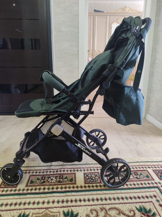 Коляска детская  зелёного цвета