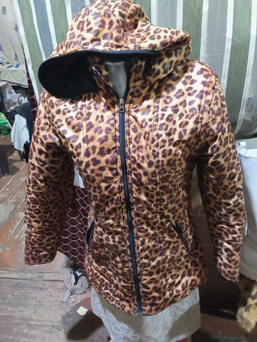 Продам Куртку с леопардовым принтом бу 42 размер