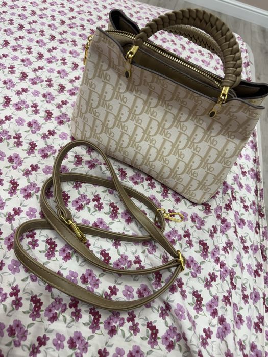 Женская сумка белого цвета