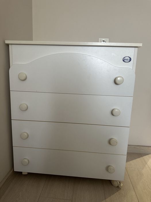 Бебешки скрин за дрешки