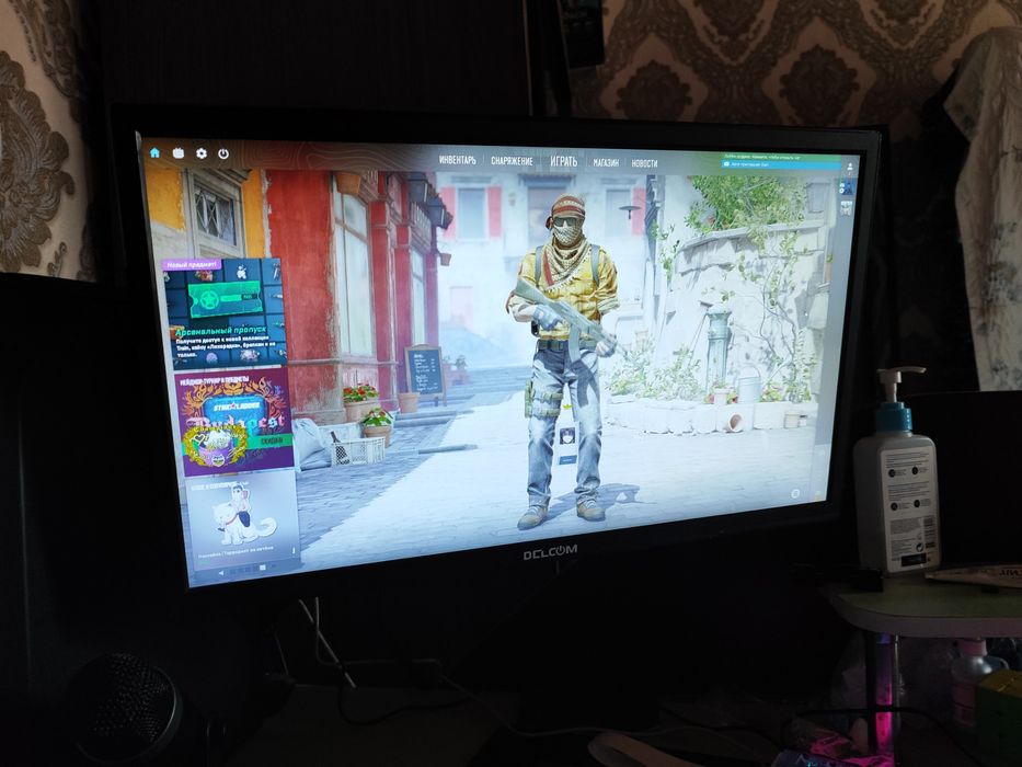 Продам монитор с кронштейном