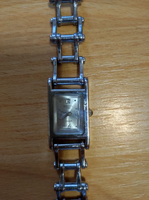Часовник Diesel отлично състояние работещ с батерия