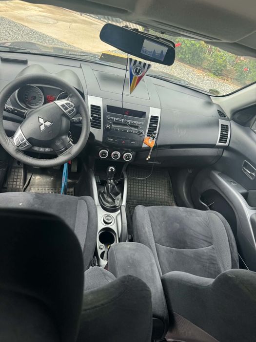 Vând Mitsubishi Outlander